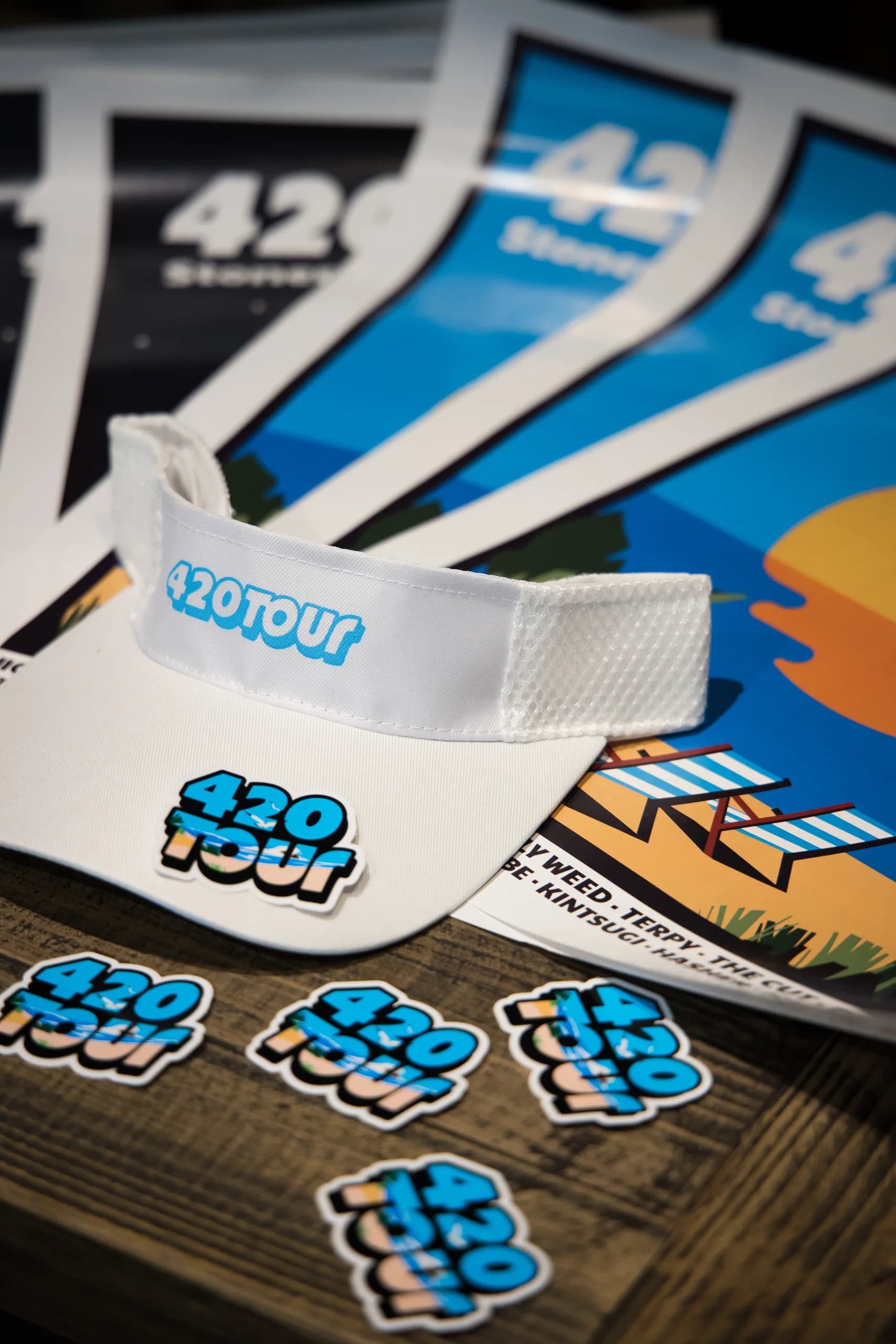 Visera y pegatinas de 420 Tour en Bcn Kush Weed Club