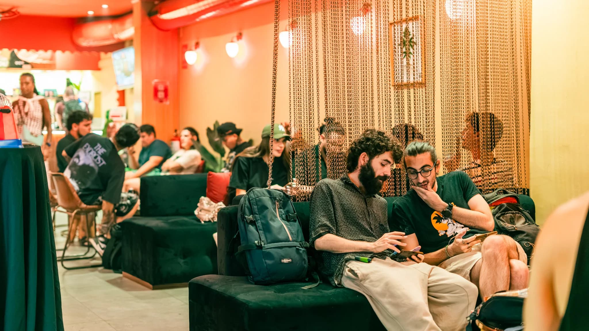 Socios en los sofás verdes de Bcn Kush Weed Club