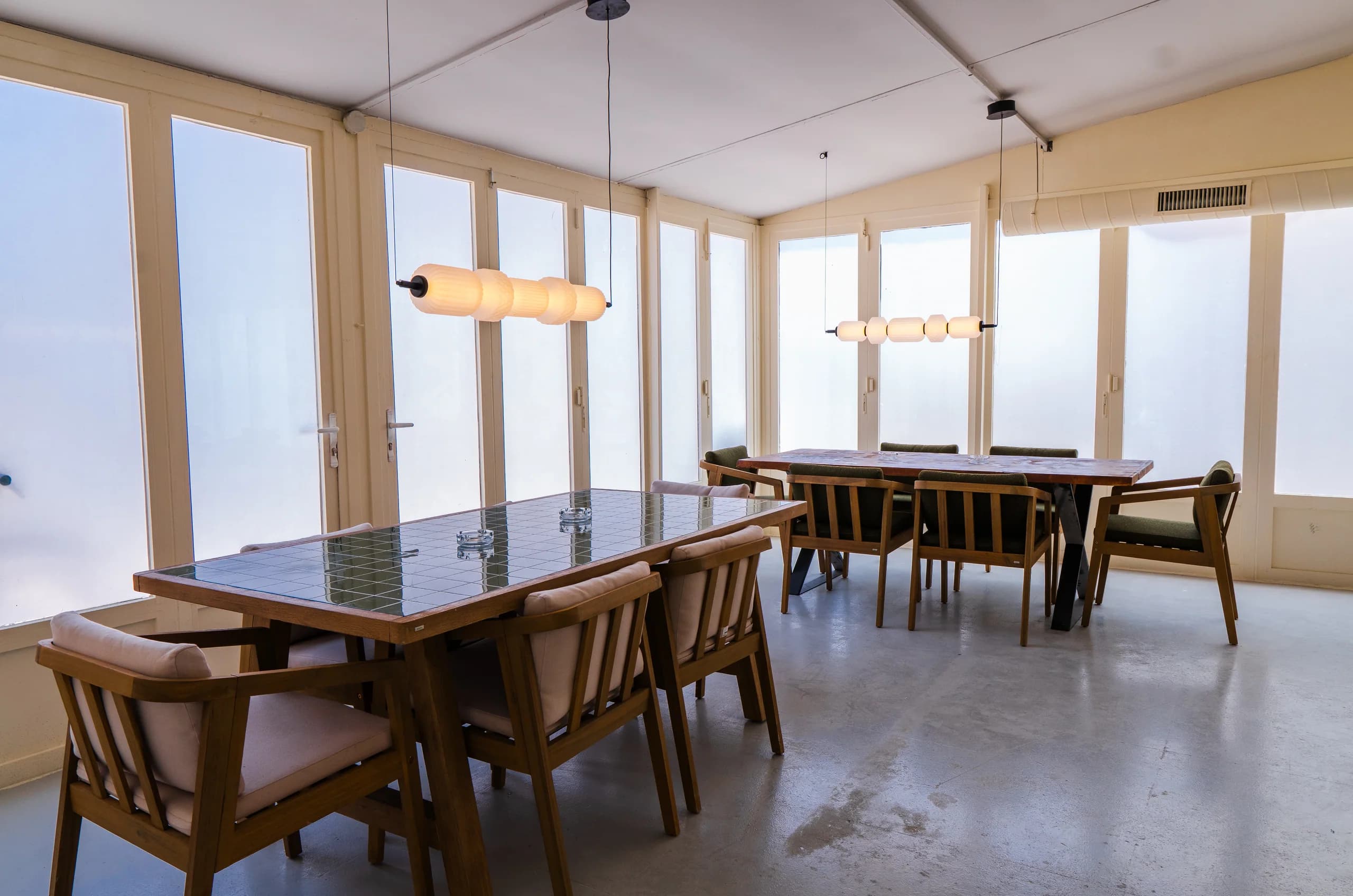Mesa comunitaria de madera en Cookies Weed Club, Ibiza